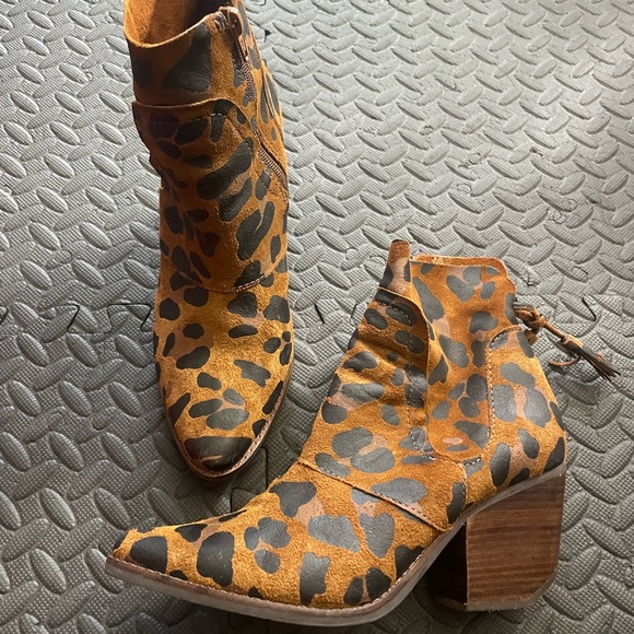 Matisse notched 2.5” heel bootie, leopard print, size 8.5. - Picture 1 of 3